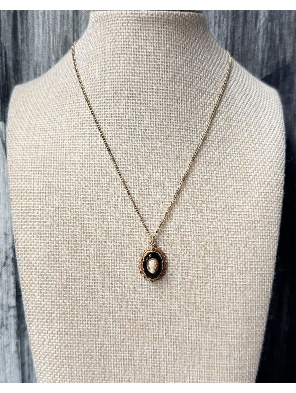 Vintage AMCO Gold Filled Black Onyx Shell Cameo Necklace 16" - Picture 3 of 7